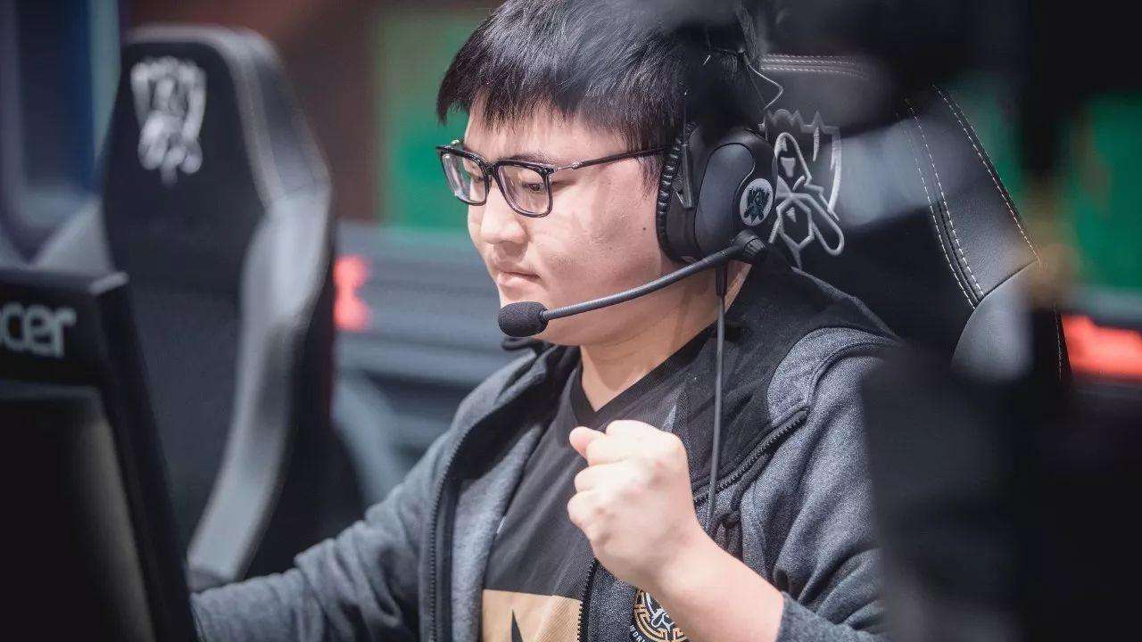 MAD观众热烈欢呼！，Uzi迎来五赛季出色发挥观众掌声雷动